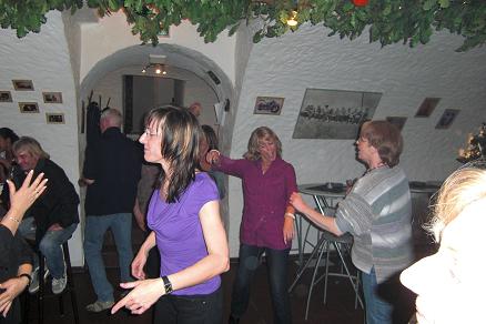 Tanzende Frauen im Schlupfloch